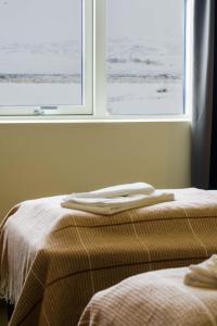 GodafossFljótsbakki Hotel的带窗户的客房内的两张床