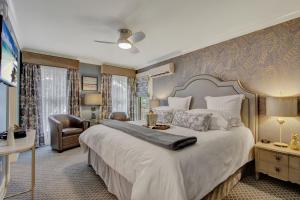 温泉城观景台湖畔旅馆的一间卧室配有一张大床和一把椅子