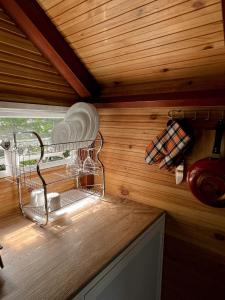 米瑞莎Cinnamon View Lodge Mirissa的厨房柜台配有碗架和碗碟