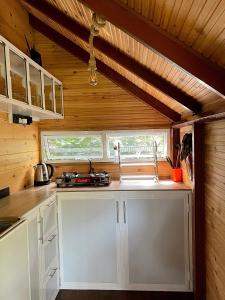 米瑞莎Cinnamon View Lodge Mirissa的厨房配有水槽和台面
