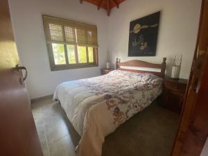 蒂格雷Victoria Cabañas的一间卧室设有一张床和一个窗口