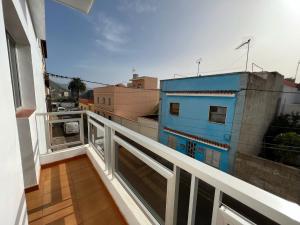 拉拉古纳Exclusive Las Gavias的享有建筑景致的阳台