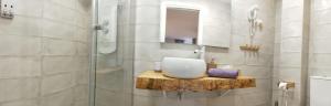 马拉加Dudi's Peppers的带淋浴、水槽和镜子的浴室
