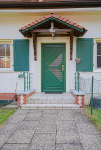克勒孔兹Biberland的白色房子的绿色门,有楼梯