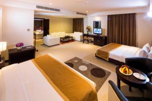 麦纳麦门罗套房及酒店的酒店客房设有一张大床和一间客厅。