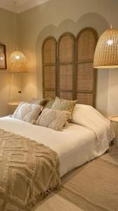 维拉摩拉T2 Apartment Old Village Vilamoura的一间卧室配有一张带两盏灯的大型白色床。