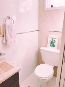 布宜诺斯艾利斯LUMIÈRE ALICAR APPTS &SUITES的浴室配有白色卫生间和盥洗盆。