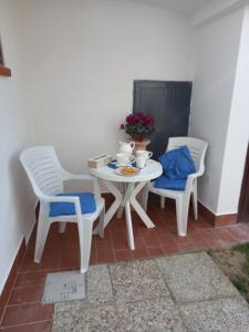 圣费利切-奇尔切奥Sole e mare的一张白色的桌子和两把椅子以及一张白色的桌子和椅子