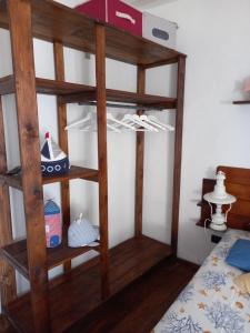 圣费利切-奇尔切奥Sole e mare的客房设有一张带架子的木制双层床。