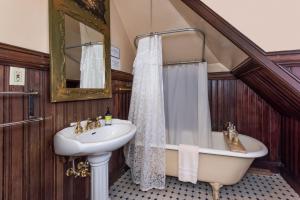 旧金山Chateau Tivoli Bed and Breakfast的浴室配有盥洗盆和浴缸。