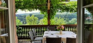 FalkenauRestaurant & Hotel Zur Falkenhöhe的美景阳台配有桌椅
