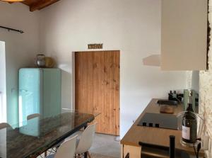 塔布阿苏Quinta do Monte Travesso - Country Houses & Winery的厨房配有玻璃台面和木制橱柜