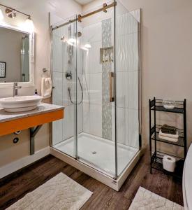邓肯Maple Rise Guesthouse的带淋浴和盥洗盆的浴室