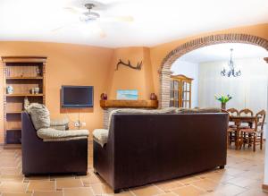 扎霍拉Hacienda El Romeral的带沙发和电视的客厅