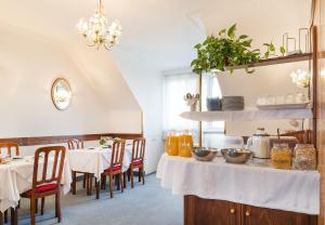 维也纳格西勒博士公寓酒店的一间用餐室,配有2张带白色桌布的桌子