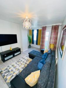 伦敦Bright, Spacious, modern Interior Decor 2 bedrooms Apartment with amazing views的带沙发和平面电视的客厅