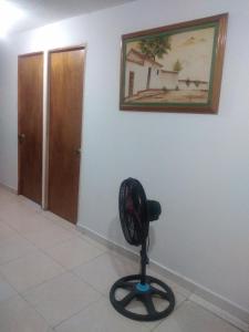 巴兰基亚Encantadora casa con ambiente guajiro 2的墙上挂着照片的风扇