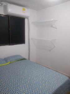 巴兰基亚Encantadora casa con ambiente guajiro 2的一间小卧室,配有床和窗户