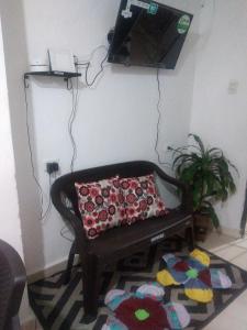 巴兰基亚Encantadora casa con ambiente guajiro 2的客厅配有带枕头的椅子