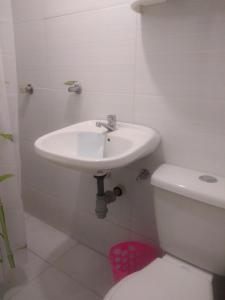 巴兰基亚Encantadora casa con ambiente guajiro 2的白色的浴室设有水槽和卫生间。