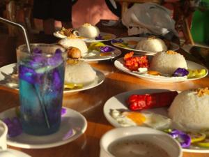 SalabusobCamp Paraiso Resort的餐桌上放着食物和饮料