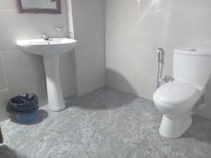 锡吉里亚Sigiriya Nature View home Stay的浴室配有白色卫生间和盥洗盆。