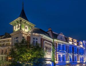 奥普尔斯达卡酒店的一座晚上有蓝色灯光的建筑