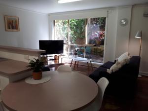 沃纳姆堡罗什尼尔公寓的客厅配有桌子和沙发