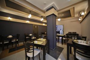 库塔伊西洲际大酒店的餐厅内带桌椅的用餐室