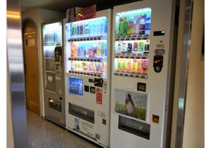 HachimanHotel Hachiman的装满饮料的自动售货机