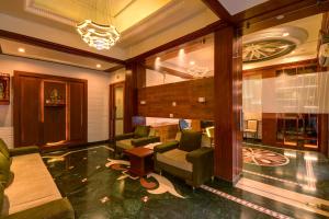 艾哈迈达巴德SRTC Hotel Aspire的客厅配有两张沙发和一张桌子