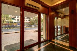 艾哈迈达巴德SRTC Hotel Aspire的客房设有窗户,享有街道的景色