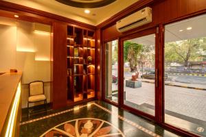 艾哈迈达巴德SRTC Hotel Aspire的客房设有大窗户,享有街道的景色