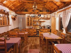 普利特维采湖Plitvice Green Valley的厨房配有木桌和厨房。
