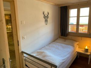 伦克Büehl Lenk的卧室配有一张带鹿头的墙壁床。