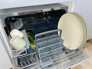 里斯本假日公寓的盘子和盘子的开放式洗碗机
