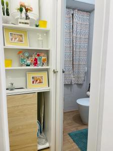 里斯本假日公寓的客房内设有带水槽和卫生间的浴室