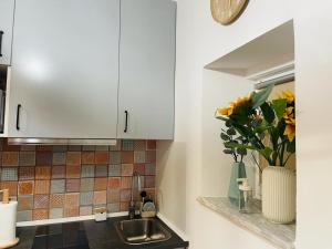 里斯本假日公寓的厨房配有水槽和花瓶