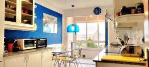 TheLBhome-Moderno duplex con terrazas wifi-Netflix的厨房或小厨房