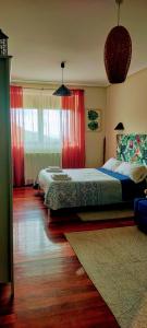 贝梅奥Casa Rural Asitxo的卧室内的两张床,配有红色窗帘
