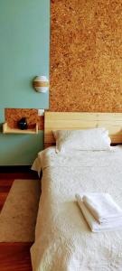 贝梅奥Casa Rural Asitxo的卧室配有白色床和软木墙