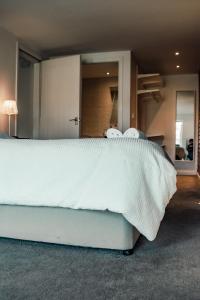 Apartments-DealHouse客房内的一张或多张床位
