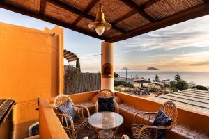 圣马里纳萨利纳玛玛桑堤娜酒店的阳台配有桌椅,享有海景。