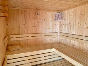 奥斯特巴德·哥伦Ferienwohnung mit Meerblick und Sauna的木制桑拿房,里面设有长凳