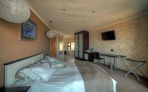 斯瓦科普蒙德海滩酒店的卧室配有一张白色大床和一张书桌
