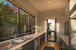 维德尼斯Constantia Views Villa Wilderness的一个带水槽和大窗户的厨房
