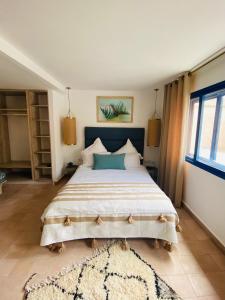 索维拉麦地那摩洛哥庭院酒店的一间卧室配有一张大床和地毯。