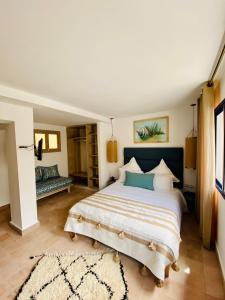索维拉麦地那摩洛哥庭院酒店的一间卧室,卧室内配有一张大床
