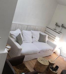 达默Domus Damme的客厅配有白色的沙发和桌子