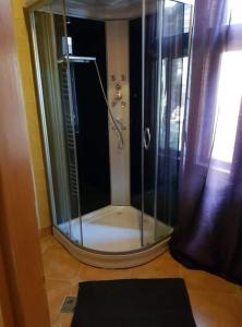 FelsőtoldBableves Vendégház的浴室内带玻璃淋浴间